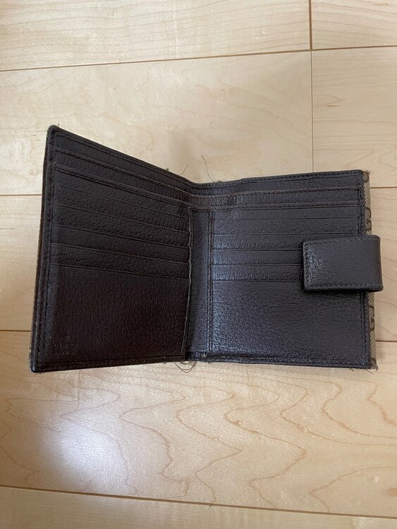 二つ折財布（ブランド財布・小物）の商品画像 - 査定依頼日：2025年2月15日 - 最高査定価格：1,000円