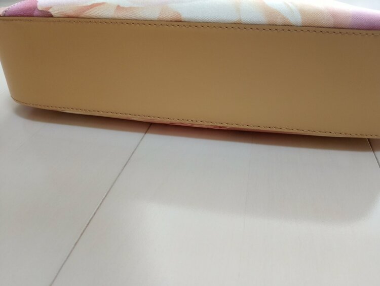 フェラガモ花柄バッグ（ブランドバッグ）の商品画像 - 査定依頼日：2026年8月18日 - 最高査定価格：4,000円