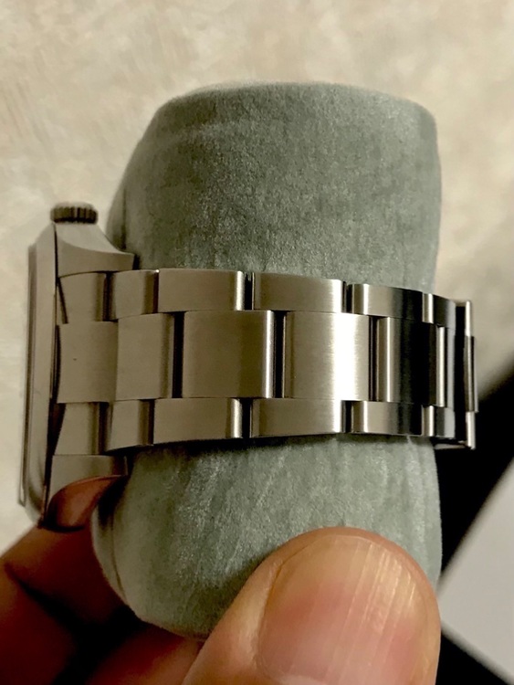 オイスターパーペチュアル114300ダークロジウム39（高級時計）の商品画像 - 査定依頼日：2022年8月3日 - 最高査定価格：860,000円