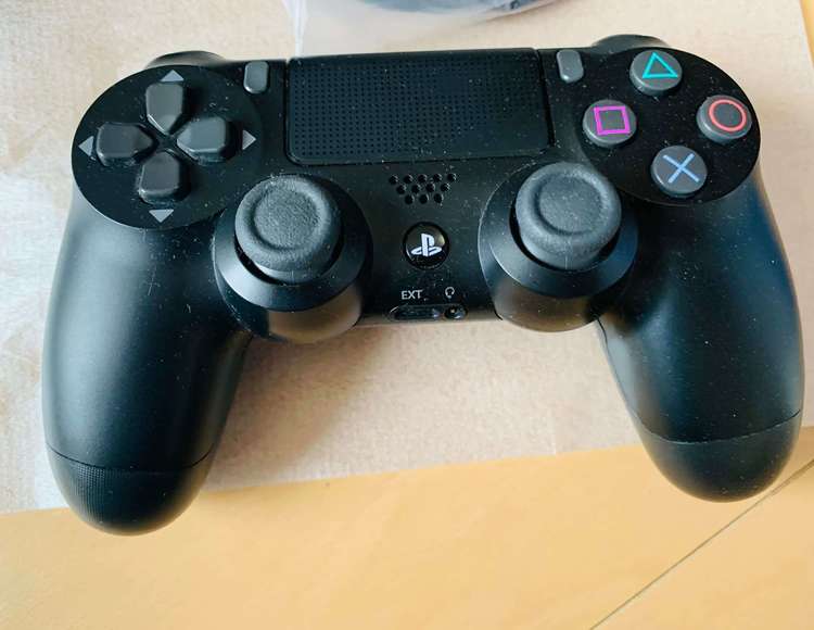 プレステ４（ゲーム機本体・ゲームソフト）の商品画像 - 査定依頼日：2022年8月29日 - 最高査定価格：16,000円