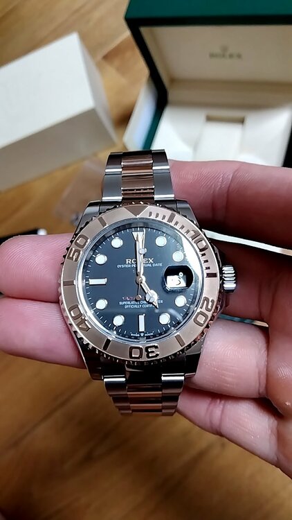 126621 ヨットマスターロレゾールのブラック文字盤（高級時計）の商品画像 - 査定依頼日：2026年1月11日 - 最高査定価格：2,300,000円