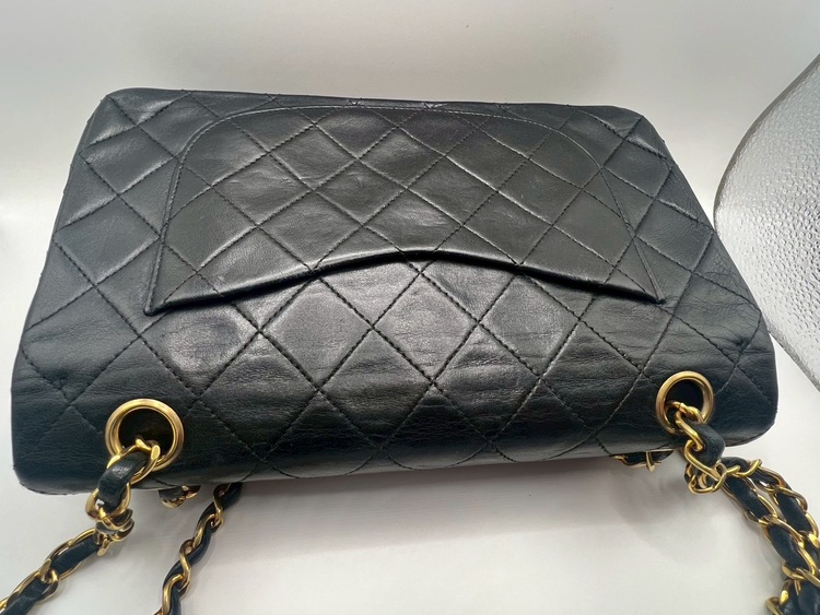 ダブルチェーンダブルフラップマトラッセ23ブラック（ブランドバッグ）の商品画像 - 査定依頼日：2025年12月17日 - 最高査定価格：200,000円