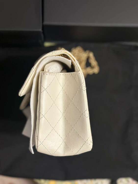 シャネルショルダーバッグ　マトラッセ　白　2.55（ブランドバッグ）の商品画像 - 査定依頼日：2025年4月24日 - 最高査定価格：400,000円