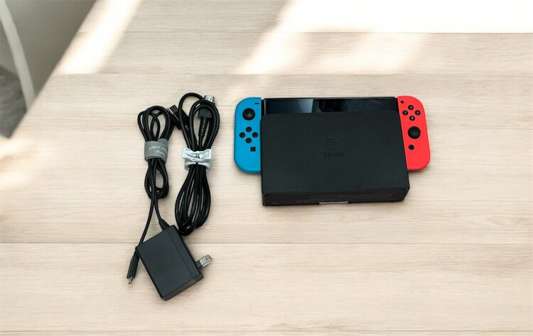 NintendoSwitch有機EL（ゲーム機本体・ゲームソフト）の商品画像 - 査定依頼日：2025年5月9日 - 最高査定価格：20,400円