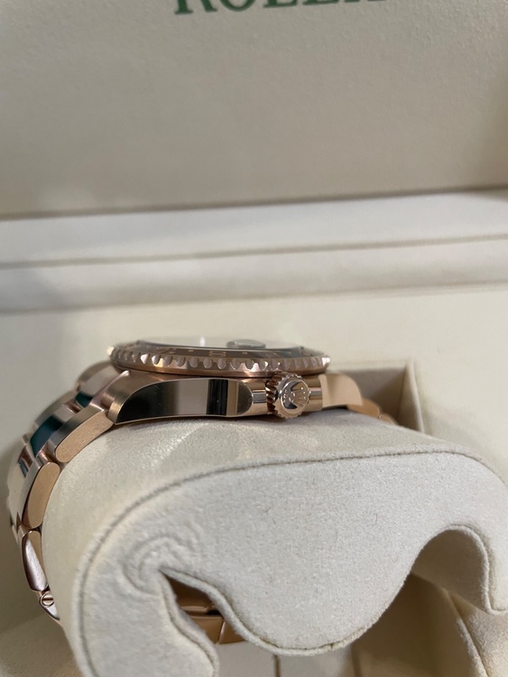 ロレックス GMTマスター 126715CHNr（高級時計）の商品画像 - 査定依頼日：2025年8月27日 - 最高査定価格：5,320,000円