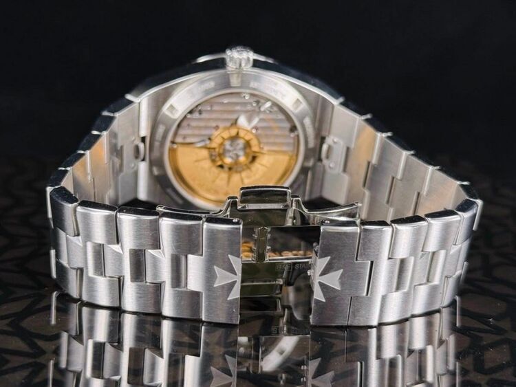 ヴァシュロン コンスタンタン オーヴァーシーズ 4500v（高級時計）の商品画像 - 査定依頼日：2025年9月24日 - 最高査定価格：3,200,000円