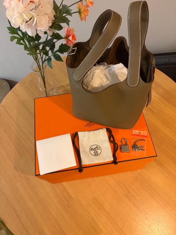 【新品未使用・正規品・2025年製】HERMÈS エルメス ピコタンロック18 PM エトゥープ K刻印（ブランドバッグ）の商品画像 - 査定依頼日：2026年10月1日 - 最高査定価格：100,000円