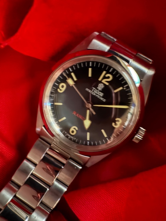 チューダー その他 オイスタープリンス 小薔薇 赤 （高級時計）の商品画像 - 査定依頼日：2025年6月8日 - 最高査定価格：100,000円