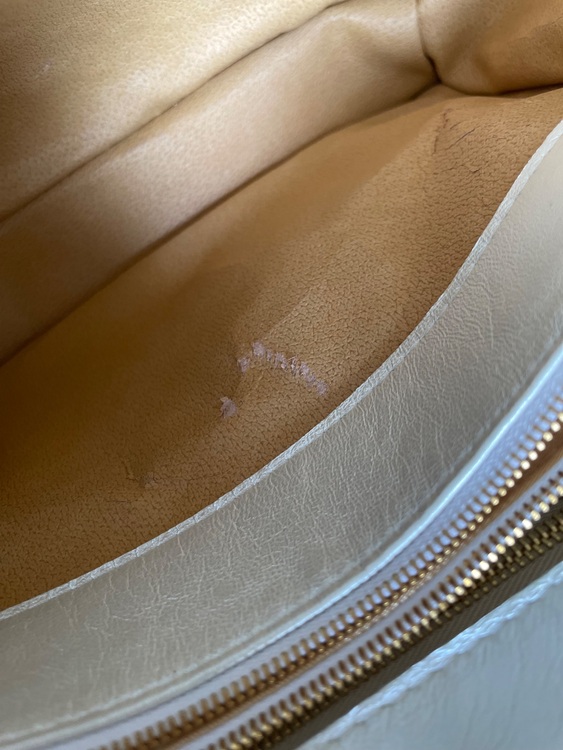 ショルダーバッグ　白（ブランドバッグ）の商品画像 - 査定依頼日：2025年10月8日 - 最高査定価格：38,000円