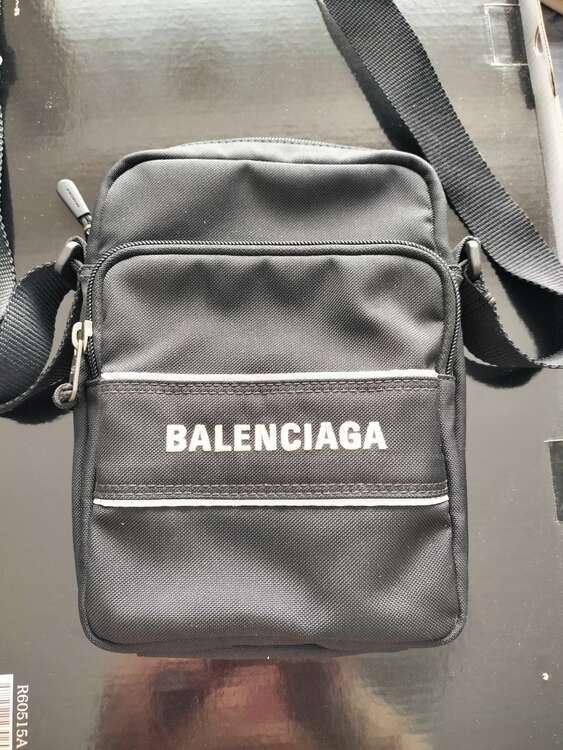 バレンシアガ スポーツ サスティナブル ナイロン ショルダーバッグ ブラック 6（ブランドバッグ）の商品画像 - 査定依頼日：2024年12月17日 - 最高査定価格：35,000円