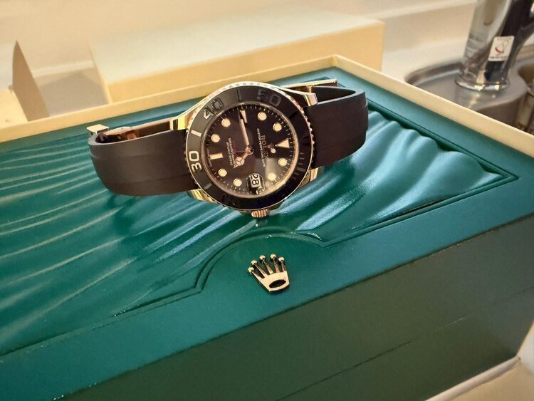 Rolex Yacht master 37（高級時計）の商品画像 - 査定依頼日：2025年4月28日 - 最高査定価格：3,200,000円