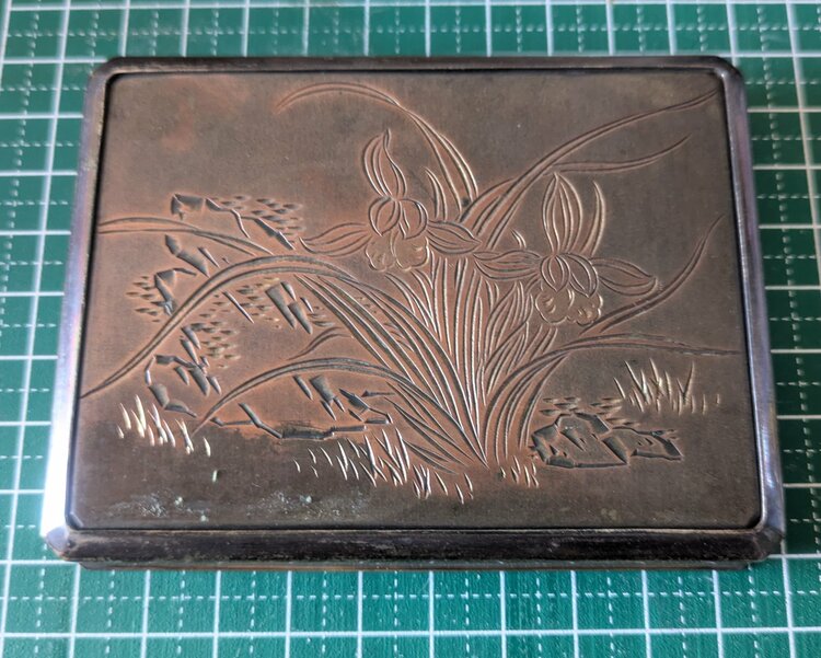 天香楼 銀製 煙草箱 彫金 蘭図 銀製刻有 176.5ｇ　田中貴金属☆Sあり （金・貴金属）の商品画像 - 査定依頼日：2026年1月24日 - 最高査定価格：100,000円
