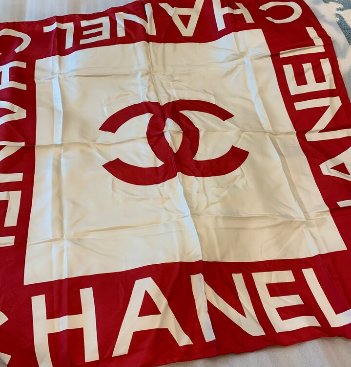 CHANELスカーフシルク80✖️80 （古着・ファッション）の商品画像 - 査定依頼日：2025年3月6日 - 最高査定価格：7,000円