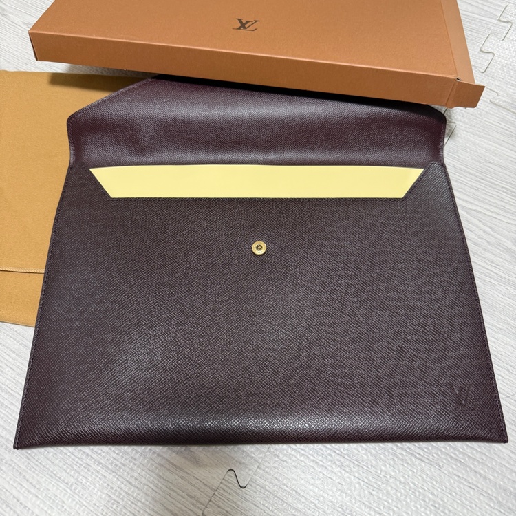 LOUISVUITTON クラッチ 書類ケース アカジュ（ブランド財布・小物）の商品画像 - 査定依頼日：2026年10月25日 - 最高査定価格：20,000円