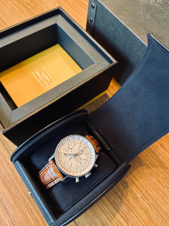 ブライトリングナビタイマークロコ型押し茶革ベルト（高級時計）の商品画像 - 査定依頼日：2025年6月7日 - 最高査定価格：500,000円