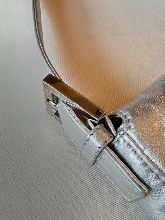 FENDI Baguette Bag（ブランドバッグ）の商品画像 - 査定依頼日：2026年8月22日 - 最高査定価格：450,000円