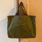 プラダ　手提げカバン　カーキ（ブランドバッグ）の商品画像 - 査定依頼日：2025年11月10日 - 最高査定価格：25,000円