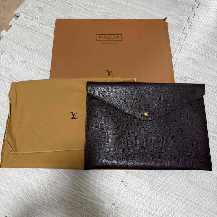 LOUISVUITTON クラッチ 書類ケース アカジュ（ブランド財布・小物）の商品画像 - 査定依頼日：2026年10月25日 - 最高査定価格：20,000円