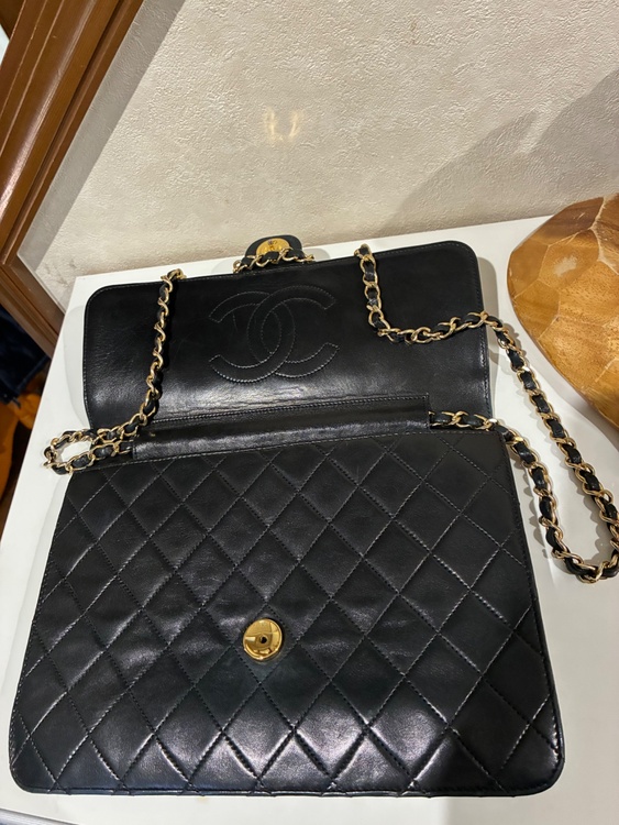 1985年香港ペニンシュラホテル内のCHANEL店で購入しました。その後数回しか使用していません（ブランドバッグ）の商品画像 - 査定依頼日：2026年10月9日 - 最高査定価格：250,000円