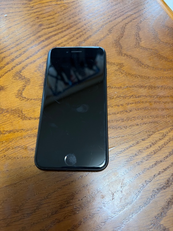 iPhone7 128GB au（スマホ）の商品画像 - 査定依頼日：2026年4月6日 - 最高査定価格：2,500円