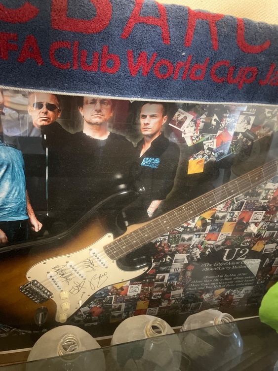 U2サイン入りギター（ピアノ・楽器・PA機材）の商品画像 - 査定依頼日：2026年5月28日 - 最高査定価格：5,000円