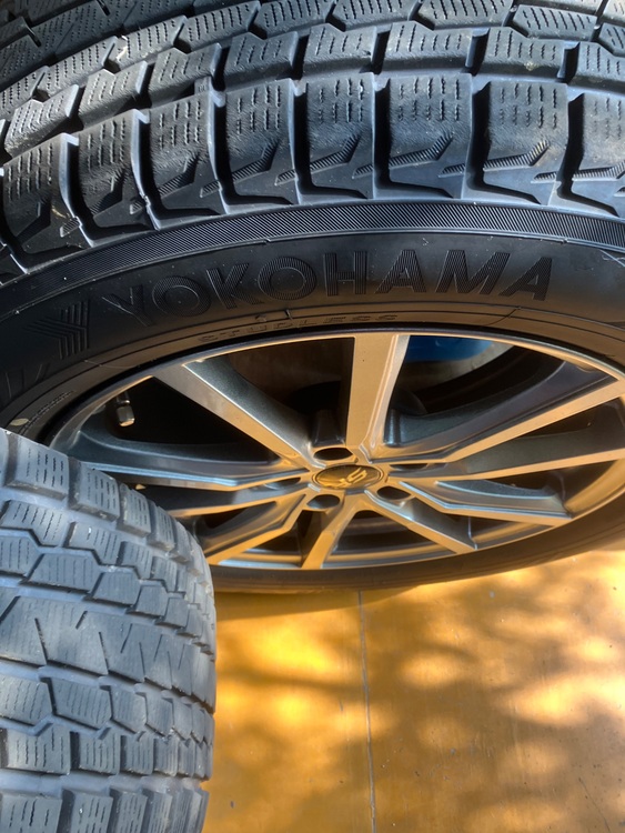 スタッドレスタイヤ（カー用品）の商品画像 - 査定依頼日：2025年11月24日 - 最高査定価格：12,000円