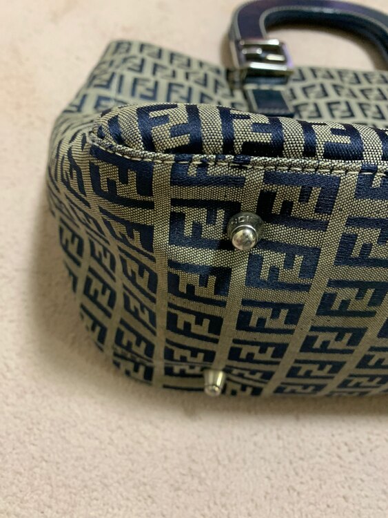 フェンディ  （ブランドバッグ）の商品画像 - 査定依頼日：2025年1月7日 - 最高査定価格：15,000円