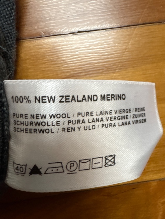 John Smedleyウールカーディガン（古着・ファッション）の商品画像 - 査定依頼日：2026年4月27日 - 最高査定価格：1,500円