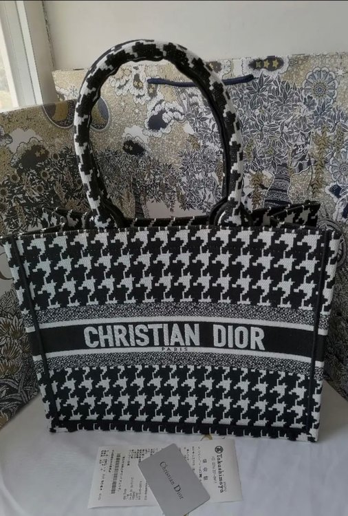 ブックトート 千鳥柄（ブランドバッグ）の商品画像 - 査定依頼日：2023年9月1日 - 最高査定価格：250,000円