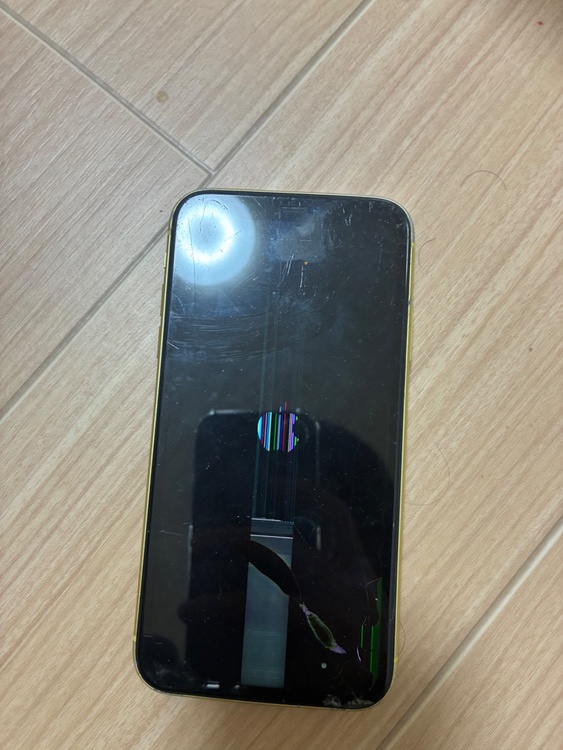 iPhone11 64GB au（スマホ）の商品画像 - 査定依頼日：2026年4月15日 - 最高査定価格：12,000円