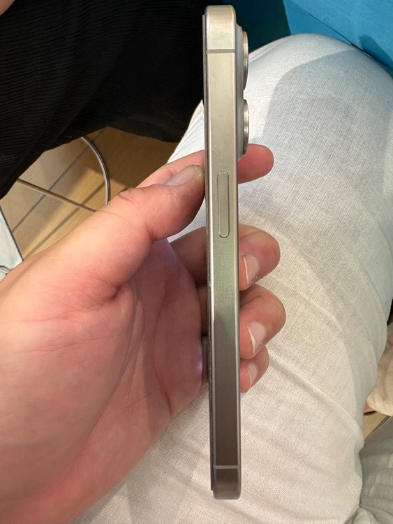 iPhone15pro ナチュラルチタニウム（スマホ）の商品画像 - 査定依頼日：2026年5月30日 - 最高査定価格：67,000円