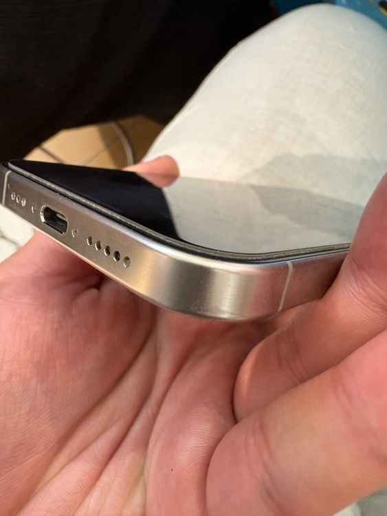 iPhone15pro ナチュラルチタニウム（スマホ）の商品画像 - 査定依頼日：2026年5月30日 - 最高査定価格：67,000円