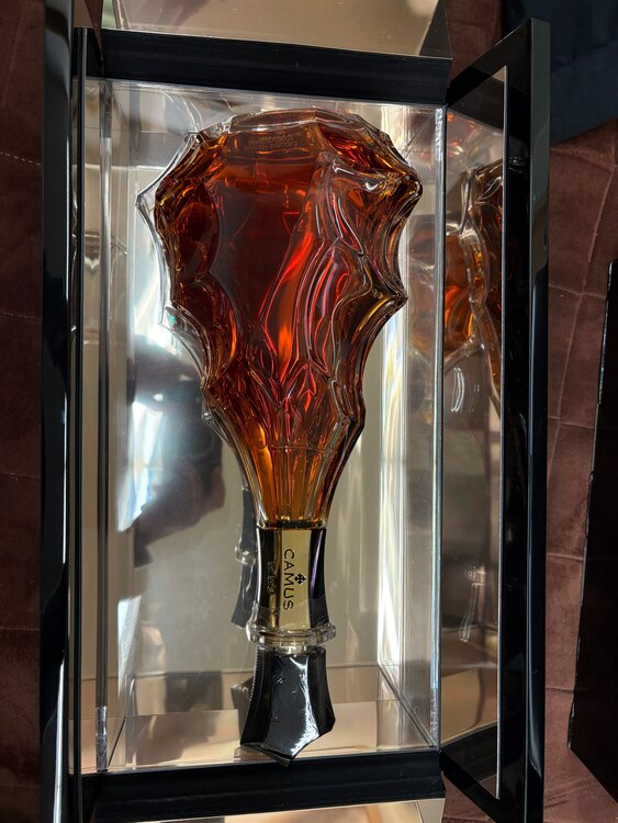 ブランデー カミュ （お酒）の商品画像 - 査定依頼日：2025年2月22日 - 最高査定価格：2,700,000円