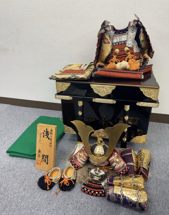 忠保作 浅間 五月人形 兜飾り 黄金造り 鞍馬 甲冑 鎧飾り（美術品・骨董品）の商品画像 - 査定依頼日：2025年10月7日 - 最高査定価格：3,000円