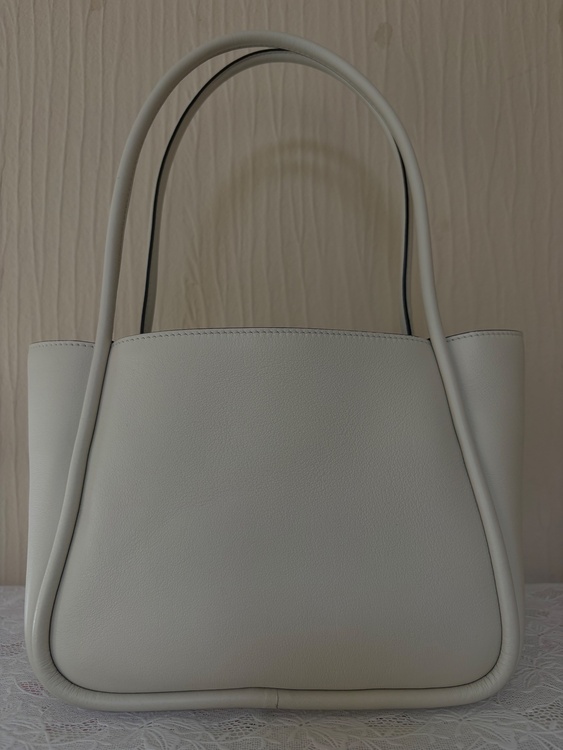 ミディアムレザーショルダーバッグ（ブランドバッグ）の商品画像 - 査定依頼日：2026年4月7日 - 最高査定価格：210,000円