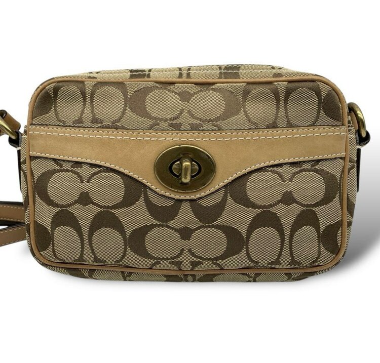 10565コーチカメラバックベージュ（ブランドバッグ）の商品画像 - 査定依頼日：2025年2月18日 - 最高査定価格：1,000円