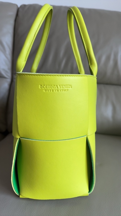 カセットトート（ブランドバッグ）の商品画像 - 査定依頼日：2025年12月22日 - 最高査定価格：128,000円