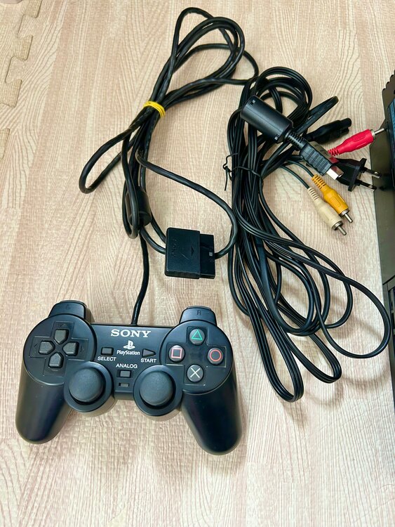 PlayStation2本体SCPH-50000とソフト６本（ゲーム機本体・ゲームソフト）の商品画像 - 査定依頼日：2025年3月30日 - 最高査定価格：2,850円