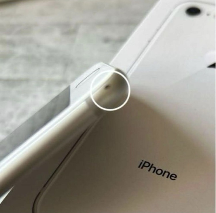 iPhone8 シルバー　64GB SIMフリー（スマホ）の商品画像 - 査定依頼日：2026年7月28日 - 最高査定価格：2,500円