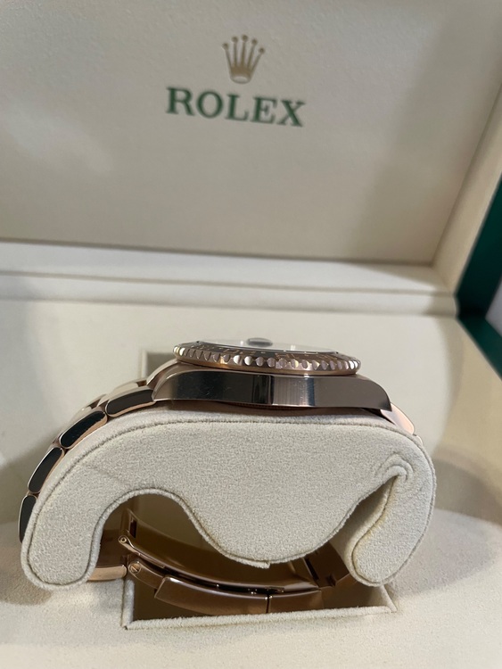 ロレックス GMTマスター 126715CHNr（高級時計）の商品画像 - 査定依頼日：2025年8月27日 - 最高査定価格：5,320,000円