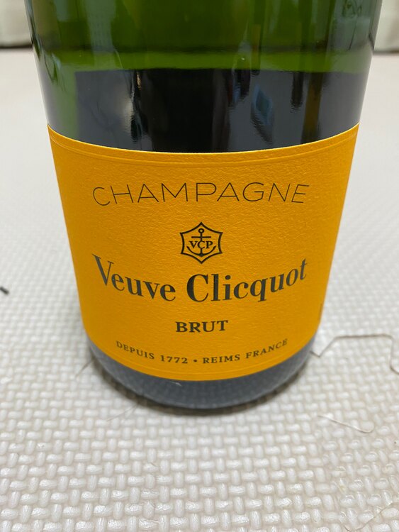 ヴーヴ・クリコイエローラベルブリュット（お酒）の商品画像 - 査定依頼日：2025年3月27日