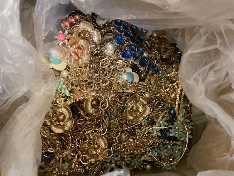 メッキアクセサリー　90キロ（金・貴金属）の商品画像 - 査定依頼日：2025年7月21日 - 最高査定価格：25,000円