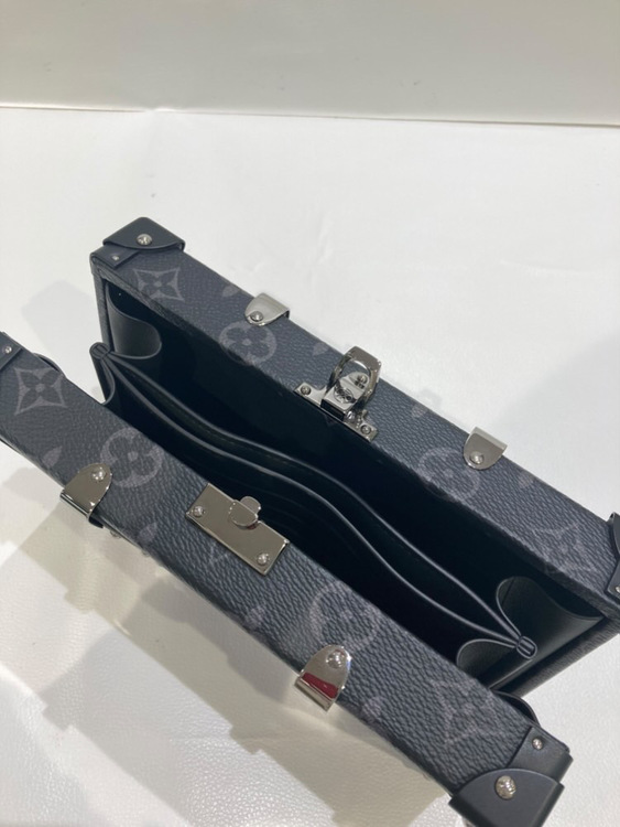 ウォレットトランクモノグラムエクリプス（ブランドバッグ）の商品画像 - 査定依頼日：2025年12月15日 - 最高査定価格：250,000円