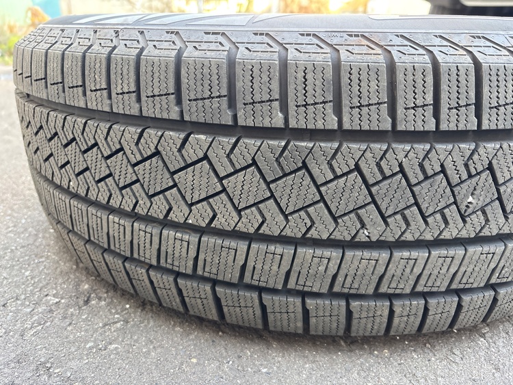 アルミ付きスタッドレスタイヤ（カー用品）の商品画像 - 査定依頼日：2026年4月12日 - 最高査定価格：5,000円