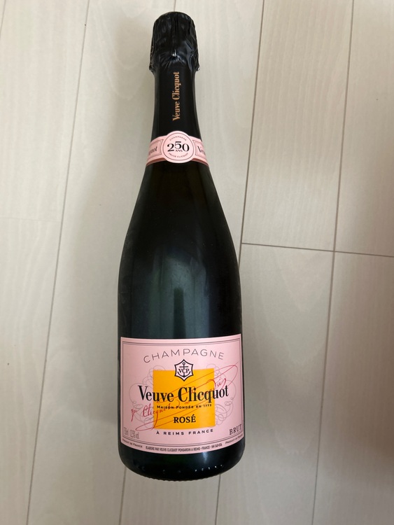 シャンパン ヴーヴ・クリコ （お酒）の商品画像 - 査定依頼日：2025年8月30日 - 最高査定価格：4,000円