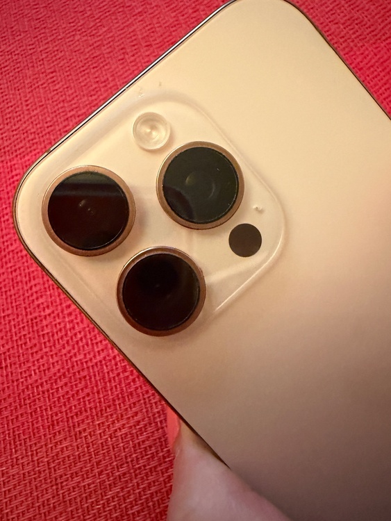 iPhone iPhone 16 Pro 1TB au（スマホ）の商品画像 - 査定依頼日：2026年6月10日 - 最高査定価格：136,000円