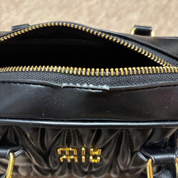 ミュウミュウ  （ブランドバッグ）の商品画像 - 査定依頼日：2025年9月13日 - 最高査定価格：180,000円