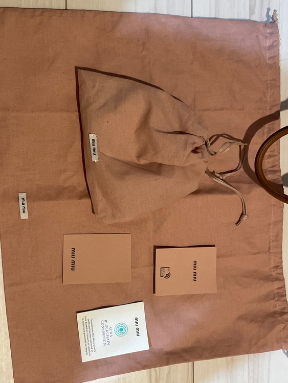 ミュウミュウ  （ブランドバッグ）の商品画像 - 査定依頼日：2025年6月30日 - 最高査定価格：220,000円