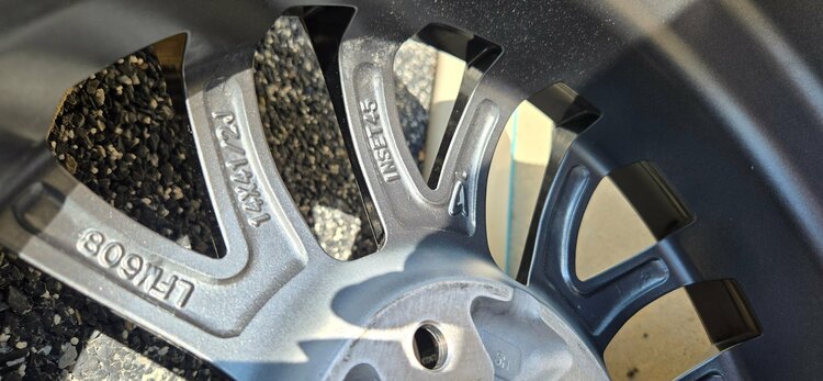 スタドレスタイヤ、ホイール（カー用品）の商品画像 - 査定依頼日：2026年4月4日 - 最高査定価格：10,000円