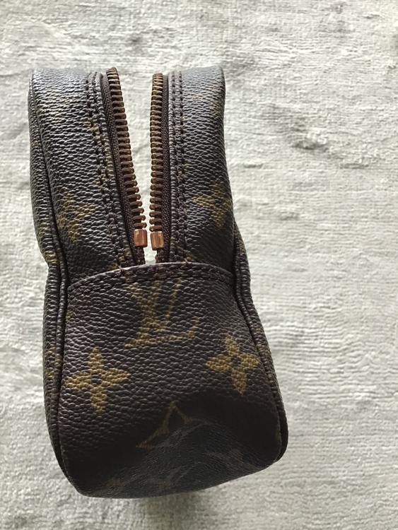 化粧ポーチ（ブランドバッグ）の商品画像 - 査定依頼日：2022年5月7日 - 最高査定価格：15,000円